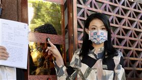 高虹安北檢提告鏡週刊（2）民眾黨新竹市長參選人高虹安（圖）27日赴台北地檢署控告鏡週刊負責人裴偉等4人，表示上週一已告知鏡週刊所謂抄襲、侵權並非事實，但鏡週刊翌日仍做出含有抄襲字眼的網路報導。中央社記者張皓安攝  111年9月27日