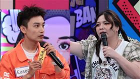 女星小甜甜(右一)爆料Eason(左一)上節目前都會喝符水。（圖／中天提供）