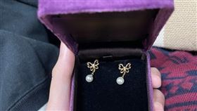 男友藏耳環竊喜等收禮！閨密傳1照她發毛（圖／翻攝自爆料公社公開版）