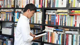 謝哲青出旅遊書三立新聞網專訪。（記者邱榮吉/攝影）