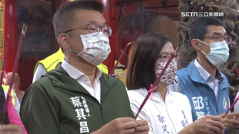 母雞帶小雞　蔡其昌率參選人拜白沙媽