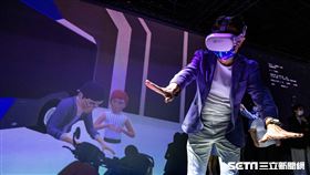 外貿協會黃志芳董事長化身「台灣經貿網元宇宙未來館」領航員，透過 Meta Quest 2 登入展館，手持台灣優質展品深入鑑賞。（圖／貿協提供）