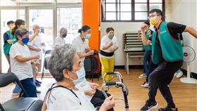 志工前進弘道基金會南港在地社區，與長輩共享歡樂時光！（圖／台灣人壽提供）