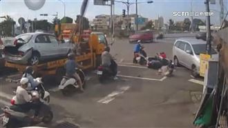 保齡球瓶式撞擊！廂型車逆撞機車險輾騎士