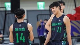 黃聰翰（右）7顆三分彈大爆發攜手蔣淯安帶領英熊奪冠。(資料圖/中華籃協提供)
