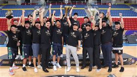 台啤英熊奪下首屆跨聯盟邀請賽冠軍，蔣淯安則奪下MVP。(圖／中華籃協提供)