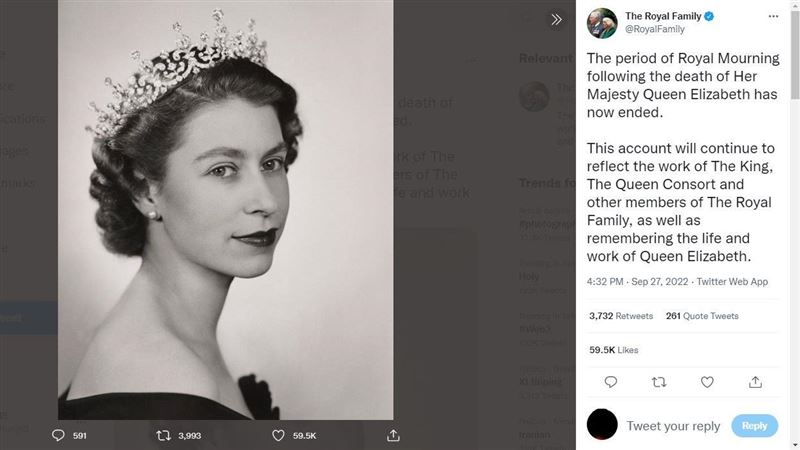 女王年輕肖像亮相！追悼期正式畫下句點