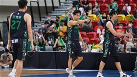 黃聰翰（中）甩前7戰低迷，冠軍戰飆進7顆三分彈成奪冠最大功臣。（圖／中華籃協提供）