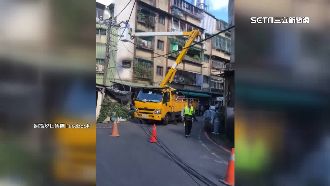 怪手勾電線拉倒電線桿　砸中貨車還釀停電
