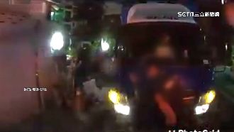 貨車手煞車沒拉緊！司機竟「伸雙臂」擋車