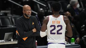 ▲太陽隊主帥威廉斯（Monty Williams）跟禁區支柱艾頓（DeAndre Ayton）的關係緊張。（圖／美聯社／達志影像）