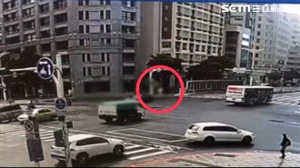 驚悚瞬間曝光！85歲婦闖紅燈過馬路被撞死
