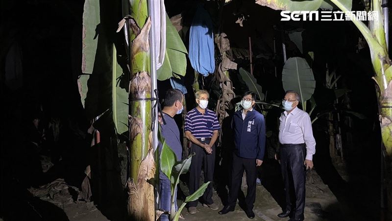 不讓香蕉價格崩盤　陳其邁夜探蕉農