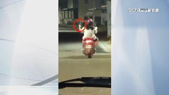 婦載兒單手騎車玩自拍　駕駛看不下去提醒