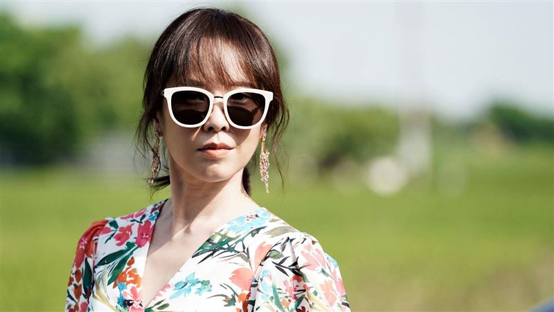 視后本是性感女神　46歲「認老」代言老花眼鏡