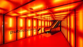 參觀回路以橘色迎賓通道讓觀眾耳目一新，在白晝之夜也響應率先讓民眾免費參觀。（圖／翻攝自台北市文化局網站）