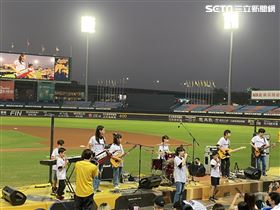 教師節超Rock！洲際棒球場嗨唱感動黃潮（圖／翻攝畫面）