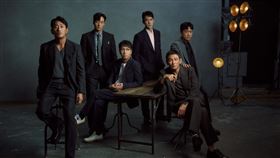 《毒梟聖徒》前排 河正宇 黃晸珉 中 導演尹鍾彬  後排 柳演錫 朴海秀 趙祐鎮。（圖／Netflix提供）