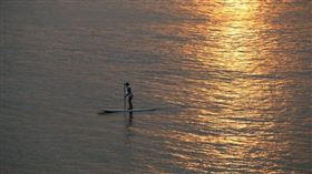 ▲傳俄羅斯邊境已開始由軍方進駐，攔下符合動員令資格的預備役男。有役男乾脆滑著衝浪板渡河，走水路越境逃離。（圖／翻攝自武裝部隊、國家邊防局官方推特)