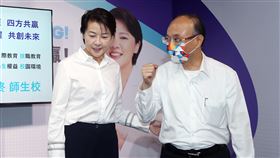 黃珊珊提教育政見  北市教育局長出席（2）無黨籍台北市長參選人黃珊珊（左）28日上午在競選總部舉行教育政見發布會，台北市教育局長曾燦金（右）也到場站台。中央社記者郭日曉攝  111年9月28日
