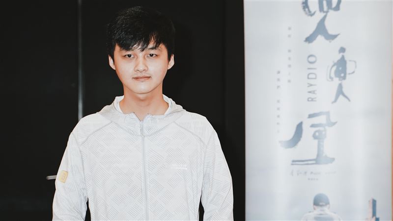 北影新人自爆未成年吸菸、國小酗酒喝到吐