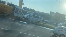 台中市1部載水車疑似煞車失靈，追撞前方4部等停紅燈的轎車。（圖／記者爆料網提供）