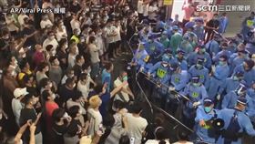 深圳居民對藍衣人(圖/AP/Viral Press 授權)