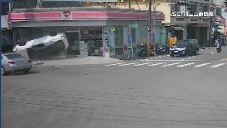 轎車路口相撞翻覆　超商牆壁「玻璃全裂」