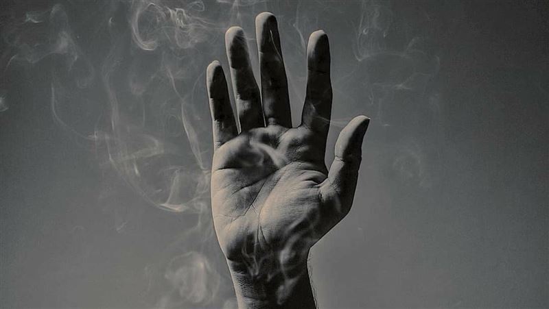 高舉右臂10餘年！印苦行僧肢體萎縮無知覺