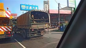 軍卡上一位阿兵哥染著金髮。（圖／翻攝自爆料公社 臉書）