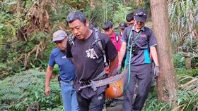苗栗獅潭仙山，55歲婦人，上山採藥不慎墜谷，三角點100公尺，一周2起 (圖／翻攝畫面)
