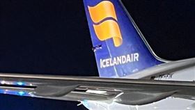 南韓客機波音777-300（HL7782）和冰島客機757-200（TF-FIK）發生擦撞。（圖／翻攝自推特＠@JacdecNew）