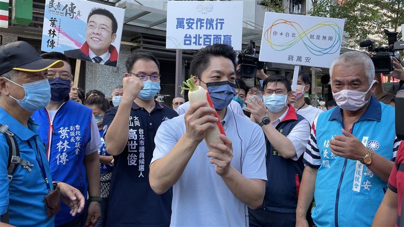 直擊／阿嬤嗆民進黨會做票　蔣萬安秒回應