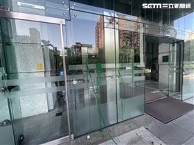 國民黨台北市議員參選人楊植斗到NCC潑漆抗議。（圖／記者李依璇翻攝）