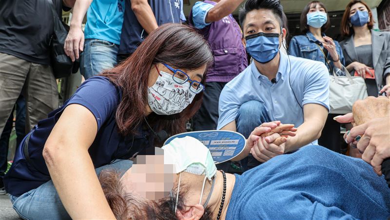 嬤受傷蔣萬安比讚？她還原現場：叫救護車