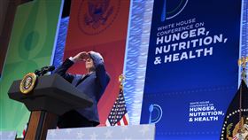 拜登又現詭異舉止！反覆呼叫「已故議員」名字問：妳在嗎？（圖／美聯社／達志影像）