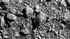NASA試撞小行星影像釋出　撞擊碎片漫天飛舞（圖／NASA）
https://www.nasa.gov/feature/dart-s-final-images-prior-to-impact