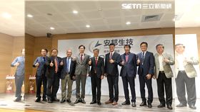 安邦生技實驗室今日開幕，前副總統陳建仁（中）出席致詞。（圖／記者吳康瑋攝）