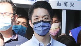 陳時中質疑大巨蛋政見  蔣萬安批連疫苗都買不到國民黨台北市長參選人蔣萬安提出上任後一年內讓大巨蛋完工，遭對手民進黨台北市長參選人陳時中質疑「很難相信」。蔣萬安（前）29日受訪表示，陳時中連疫苗都買不到，到底是怎樣吹牛的行政經驗。中央社記者謝佳璋攝  111年9月29日