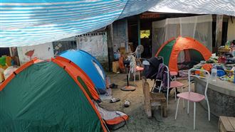 震後房變危樓！8口無奈「家門外搭帳篷」