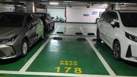 ▲2車主因車體經常被刮傷，只能無奈自製大型防撞護具。（圖／CTWANT提供）