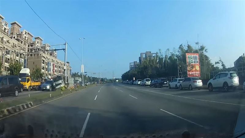 長下坡煞不住！運水車連撞4車撞毀測速器