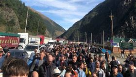 ▲傳俄羅斯邊境已開始由軍方進駐，攔下符合動員令資格的預備役男。有役男乾脆滑著衝浪板渡河，走水路越境逃離。（圖／翻攝自武裝部隊、國家邊防局官方推特)