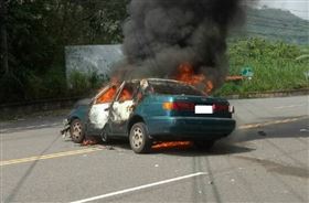 新／砰！苗栗台3線火燒車　1分鐘後剩支架（圖／翻攝畫面）