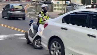 神奇路口左轉1小時連2撞！後方騎士煞不住