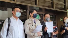 ▲余正煌3名委任律師遞狀自訴林智堅論文抄襲。（圖／記者楊佩琪攝）