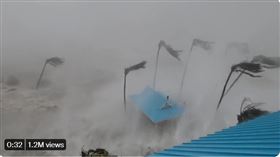 巨獸颶風掀巨浪吞民宅　街道上驚見鯊魚（圖／翻攝畫面）