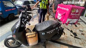 台南高姓外送員在機車貼上「臺南市政府警察局巡邏車」等字樣遭送辦。（圖／翻攝畫面）