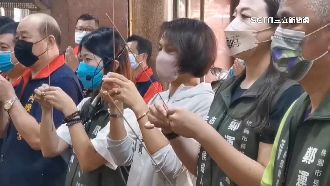 鄭運鵬確診居隔　「分身」邱議瑩掃街拜票