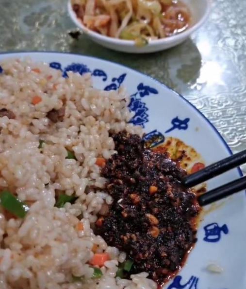 男子在拉麵店點了一份炒飯。（圖／翻攝自微博）